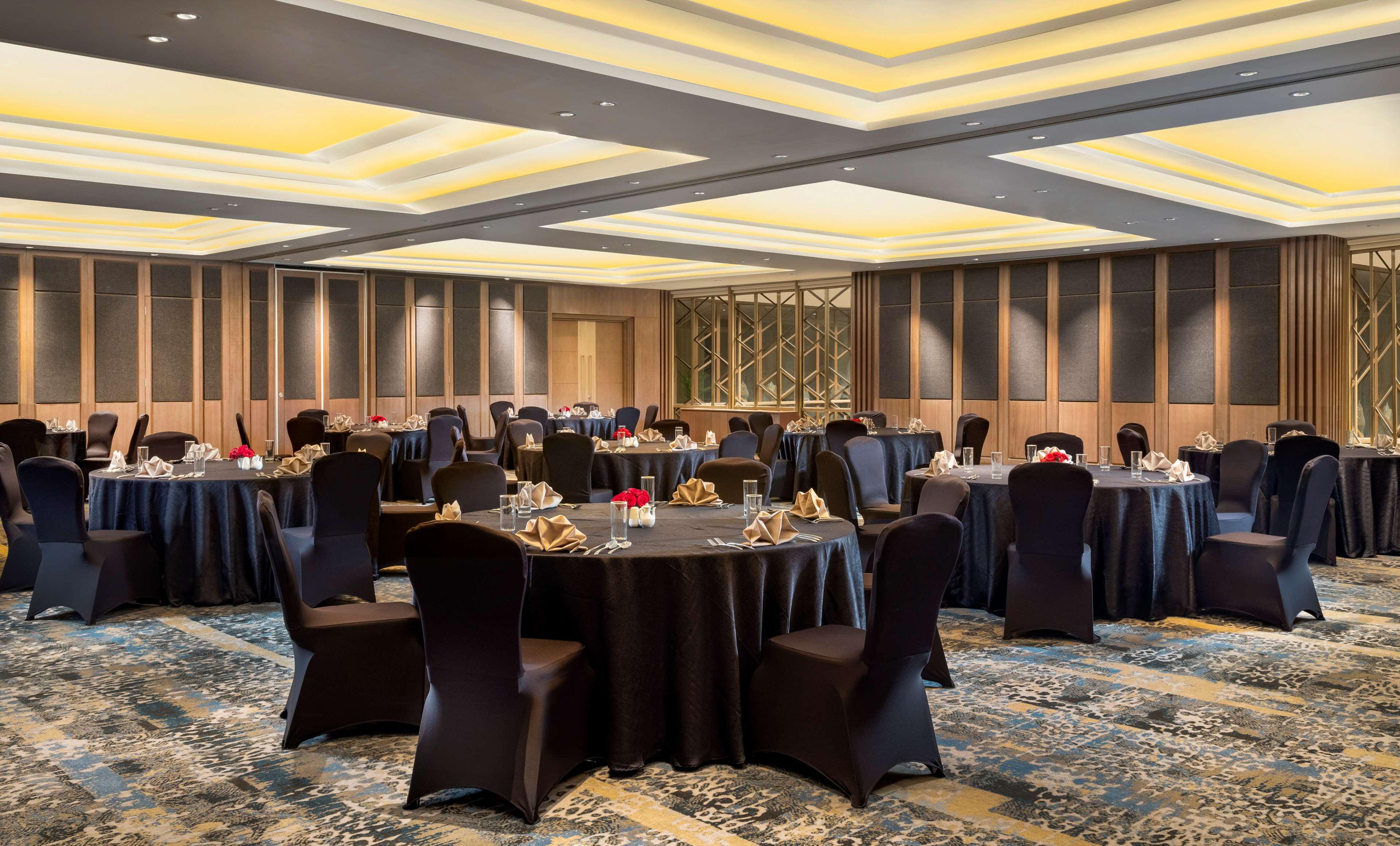 Doubletree By Hilton Surabaya Hotel Buitenkant foto