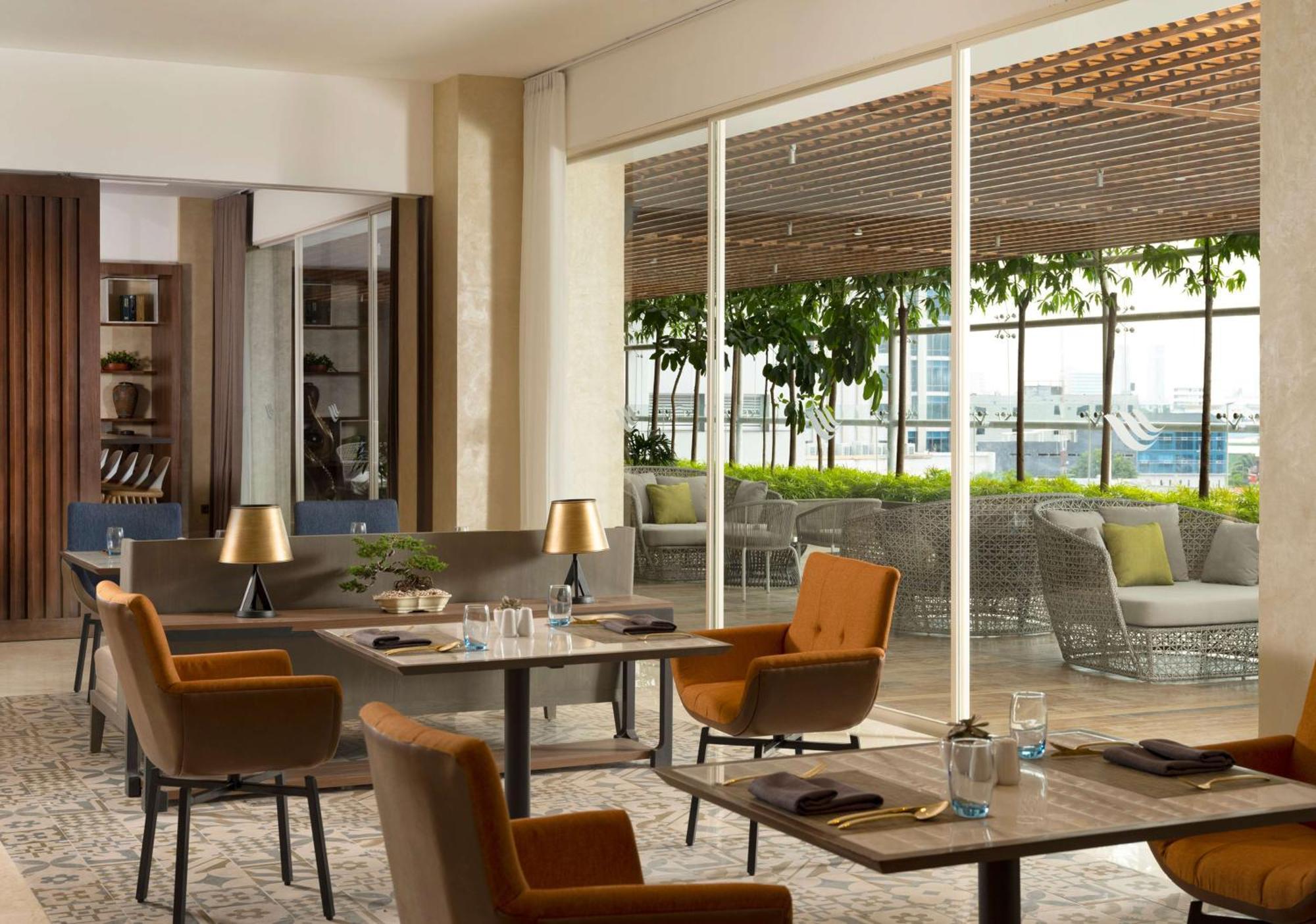 Doubletree By Hilton Surabaya Hotel Buitenkant foto